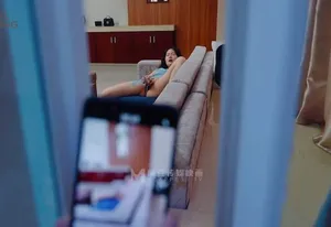 đột nhập trả bài em nhà kề bên đang thủ dâm